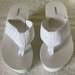 Forever 21 White Textured Wedge Thong Sandals - NWOT - women’s 6
